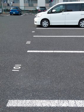 Otoparktaki araba boşluğu işaretleri