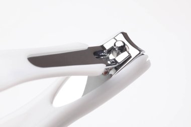 Tırnak makasının yakın plan görüntüsü beyaz arkaplanda izole edilmiş.