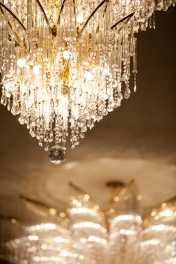 Tavandaki süslü kristal avizenin ayrıntıları