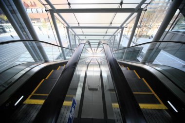 Tokyo, Japonya - 17 Kasım, 2016: Tokyo istasyonunda yürüyen merdiven. Japonya, Tokyo..