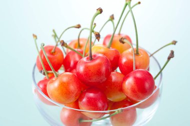 Cam bir kasede taze kirazlar