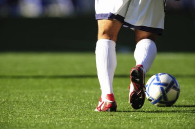 Futbolcu futbol oynuyor