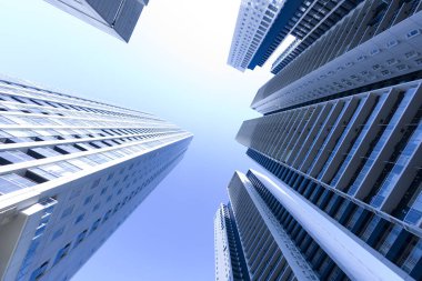 Gökdelenler mavi gökyüzü üzerinde 