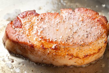 Tavada ızgara biftek.