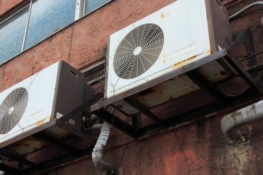 Duvardaki eski kirli klimalar.