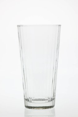 Beyaz arka plan üzerinde izole boş şeffaf cam