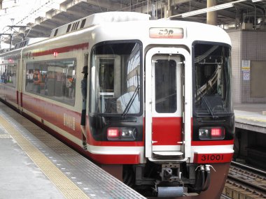 Eski yolcular trenle geçiyorlar. Japonya 