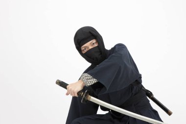 Kimono giyen Asyalı erkek samurayın portresi. 