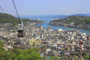 Japon şehrinin arka planında kablo olan deniz manzarası.