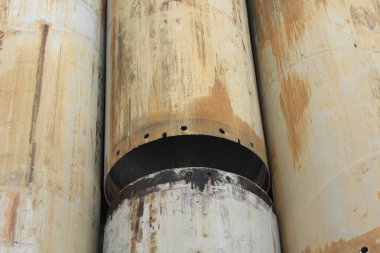 Terk edilmiş bir fabrikanın eski paslı boruları.