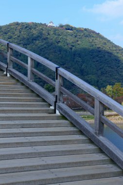 Nishiki Nehri üzerindeki Kintaikyo Köprüsü, Japonya 'nın ünlü simgesi.