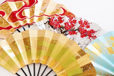 Beyaz arka planda geleneksel Japon kağıt katlama hayranlarının yakın plan görüntüsü                           