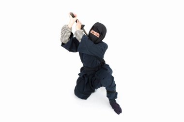 Sırtında Katana olan Asyalı genç bir samuray.