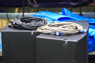 Açık havada kara kutular üzerinde dinlenen kablolar