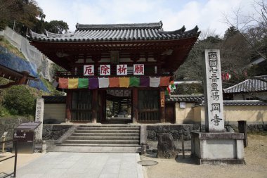 Güzel antik Japon tapınağının manzaralı görüntüsü.