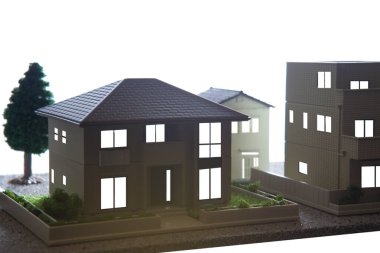 Beyaz arka planda minyatür evler 