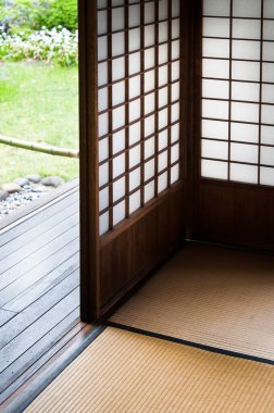 Güneş ışığı, geleneksel Japon odasına Shoji kapılarından giriyor.