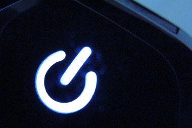 Parlak güç düğmesi simgesi koyu arkaplan kapatmasına karşı