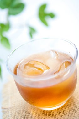 Taze buzlu çay ve beyaz izole edilmiş buz. 