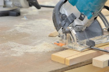 Tahta kesen dairesel testere. 