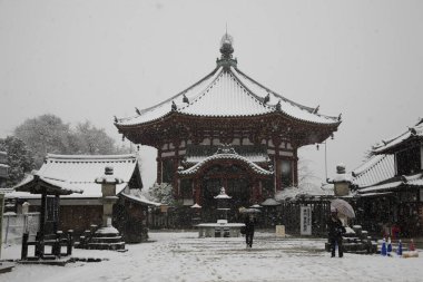 Güzel antik Japon tapınağının manzaralı görüntüsü.