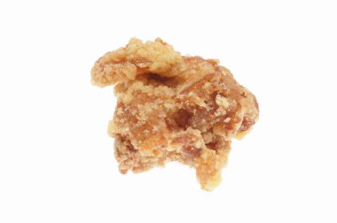 Beyaz arka planda izole edilmiş kızarmış tavuk külçelerini kapatın.