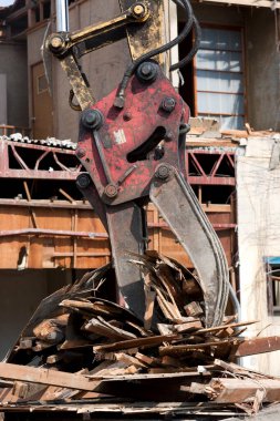 Ev inşaatının kaldırılması, endüstriyel binada çalışan kazıcı.                         
