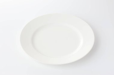 Beyaz arkaplanda boş tabak, kapat görünüm