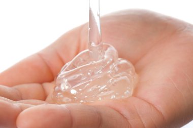 El ele tutuşan şeffaf şampuan, yakın görüş.