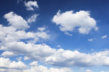 Mavi Gökyüzü ve Bulutlar 