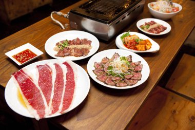 Lezzetli Asya yemeklerinin yakın çekim görüntüsü