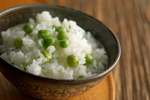 Bir Masada Pirinç Bezelye — Stok fotoğraf