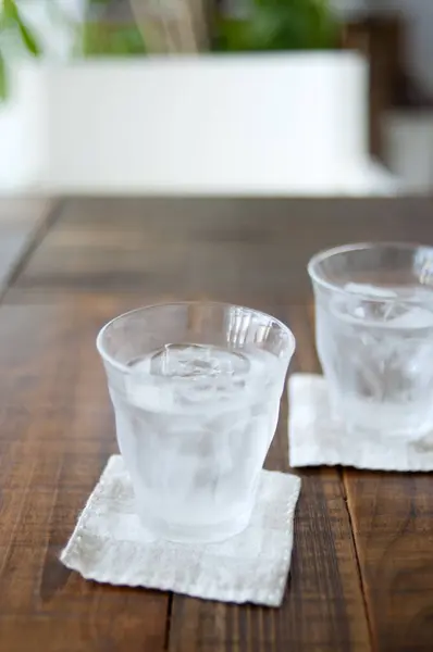 Ένα Κοντινό Πλάνο Ενός Ποτηριού Νερό Παγάκια Ένα Ξύλινο Τραπέζι — Φωτογραφία Αρχείου