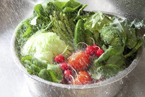 水底碗里的新鲜蔬菜 — 图库照片