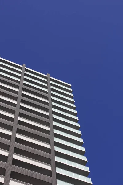 Fachada Del Edificio Contemporáneo Contra Cielo Azul — Foto de Stock