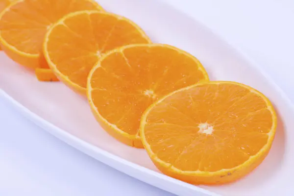 Deska Krájených Pomerančů Izolovaných Bílém Pozadí — Stock fotografie