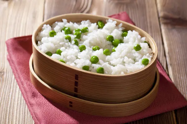 Grüne Schüssel Mit Köstlichem Reis Und Erbsen Nahaufnahme — Stockfoto