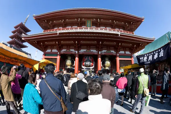 Asakusa Kaminarimon 'da yeni yıl.