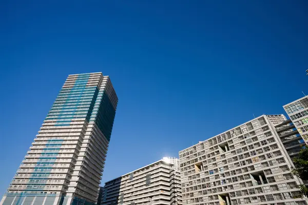 新しいモダンなアパートの建物都市スカイライン美しい背景ビュー — ストック写真