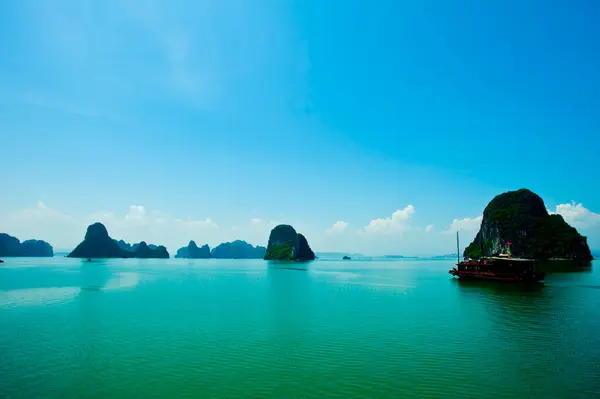 Scenic Kilátás Rock Sziget Halong Bay Vietnam Délkelet Ázsia — Stock Fotó