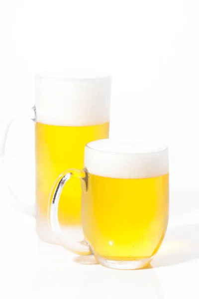 白い背景の上のビールのグラス — ストック写真