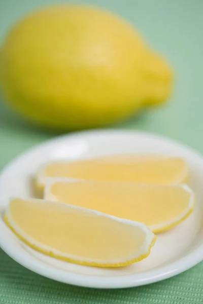 Beyaz Tabakta Taze Organik Limon — Stok fotoğraf