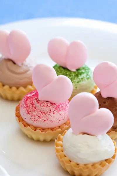 おいしい甘いカラフルなカップケーキのクローズアップビュー — ストック写真