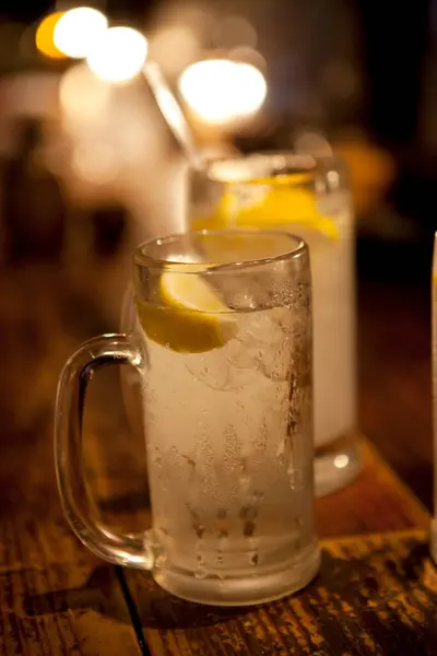 レモンのスライスが付いている水のガラス — ストック写真