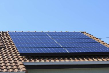 Çatı ve mavi gökyüzü olan güneş paneli