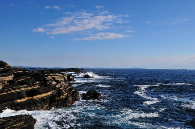 Kayalara vuran deniz dalgalarının güzel manzarası.     