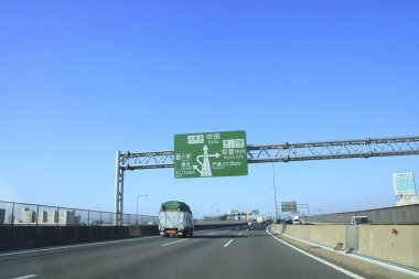 Şehirdeki sokak tabelasının manzarası