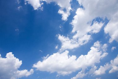 Mavi gökyüzünde beyaz bulutlar 