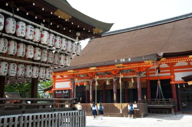 Güzel antik Japon tapınağının manzaralı görüntüsü.