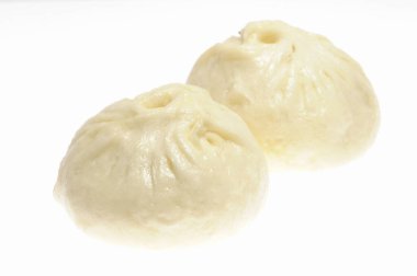 Beyaz arka planda Japon Nikumanları (Buharda pişmiş domuz çörekleri)